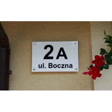 Nowoczesna tabliczka z nazwą ulicy i numerem budynku biała 30x40 cm